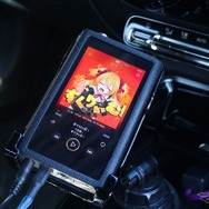 DAPにはカーオーディオに特化したモデルであるDAP300APEXをチョイス。アニソンからクラシックまで幅広い曲を収録する。