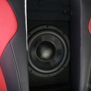 サブウーファーユニットに選んだのはローヤル産業のRJ250。オーナーが同シリーズの音が気に入ってフルシステムで導入を決めた。