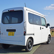ホンダ N-VAN e: L4のリアビュー。室内容積重視のハイルーフボディ。