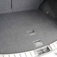 純正のフロアパネルを設置すればこの通り純正とまったく同じ状態。荷物の積載も含めて普段使いにも支障が無い。