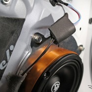 バッフルにはジュラルミンを用いたMX22SPを使用する。精度や耐久性の高さ持つ高品質なバッフルはスピーカーの能力を引き出す。