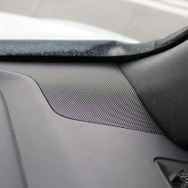 ダッシュの両サイドに設置されている中高域担当のスピーカー。レクサスやトヨタ系の多くの車種に採用されるスタイルだ。