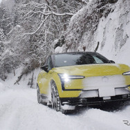 ボルボ EX30で雪が降り積もった国道406号を走行する。走行安定性、トラクション性能とも非常に高かった。