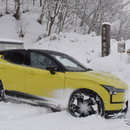 鬼無里の入り口にて記念撮影。ボルボ EX30は深雪に乗り上げるのも朝飯前であった。