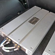 フロントスピーカーのミッドバスをドライブするのがブラックスのグラフィック・GX2000。高いドライブ力で中低域の深みを表現する。