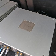フロント3ウェイのツイーターとミッドレンジを駆動するのがブラックスのNOX4。繊細なサウンドを引き出しクリアサウンドを表現。