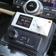 センターコンソール前部にはaune GTS1とminiDSPの表示＆操作部をインストール。見やすく操作性の高い取り付けとなった。
