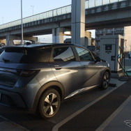三重県四日市市の日産ディーラーでロングレンジを充電中。