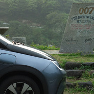 鑑真和上上陸の値、坊津は映画「007は二度死ぬ」のロケ地でもあった。その記念碑前にて。