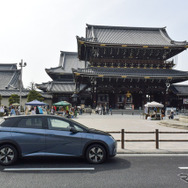京都・東本願寺前にて。