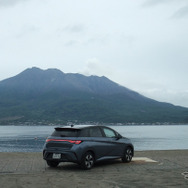 鹿児島の磯海岸にて桜島をバックに。