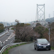 本州と九州を結ぶ関門橋をバックに記念撮影。
