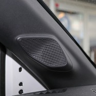 Aピラーの純正ツイーター位置を使ってESBの5.028をインナー取り付けする。ここでも純正を崩さないデザインとした。