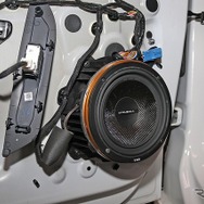 ドアを開けると高音質化のキーワードになるスピーカー取り付けが見える。ESB5.165をチョイスして取り付けにも気を配る。