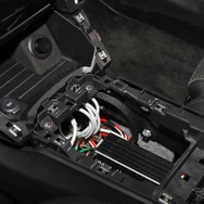ヘリックスUP6DSPは小型モデルなのでコンソール内のわずかなスペースをうまく利用すればこのように取り付け可能だ。