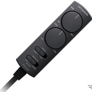 「パワードサブウーファー」のリモコンの一例（カロッツェリア・TS-WX140DA）。