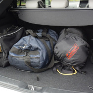 荷室はガソリンモデルより底が浅く、4名乗車+大荷物という使い方には向いていない。
