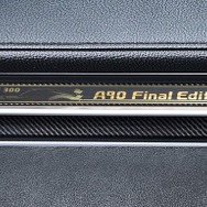 専用インストルメントパネルカーボンオーナメント（“A90 Final Edition”ロゴ入り金属プレート）