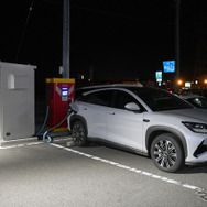 BYD シーライオン7 フラッシュの充電器での充電シーン
