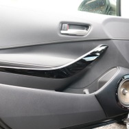 ドアの加工としてはスピカーまわりを限定的に処理しているのがわかる。ドアポケットはそのまま使える構造になっている。