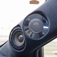 スピーカーをアピールするには絶好のAピラー加工、美しく質感の高いスピーカーユニットだからこそ映えるデザインとなった。