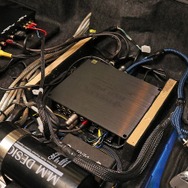 プレシジョン ワンをベースパネルごと取り外すと下層から現れるのがヘリックスのDSP-PRO。ここでも積層取り付けが実施される。