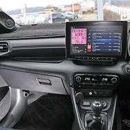 Aピラー、ドアミラー裏の加工が美しく決まるコクピット。フロントスピーカーを一新してりサウンドの向上を果たした。