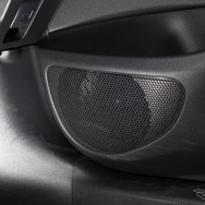 ブルームーンオーディオのVX165のミッドバスはドア純正位置にインナー取り付けされる。実用性とサウンドを両立させた。