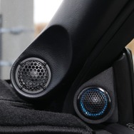 Aピラーの加工によるミッドレンジのビルトイン取り付けに加えてドアミラー裏の処理もスマートで美しい。