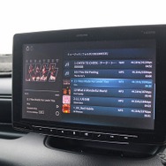 オーディオテクニカの車載メディアプレイヤーであるAT-HRP5を用いる。メニューなどはディスプレイに映し出され使い勝手も良い。