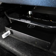 曲のデータはUSBで管理する。AT-HRP5を助手席下に設置することでUSB端子へのアクセス性も考慮している。