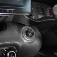 ヘリックスのDSP-PROをコントロールするリモコンとしてCONDUCTORを用いる。埋め込み取り付けがスマートだ。