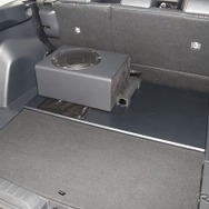 ラゲッジはレジャーで活用することから積載性をスポイルしたくなかった。そのためユニットの多くは床下に設置されている。
