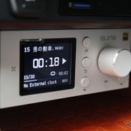 アウネのリモコンは表示部も大きく曲セレクトなどでも扱いやすい。車載モデルならではの魅力だろう。