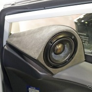 ミッドレンジのRJ085-Lはドアミラー裏にあたるドア上部に写真のようなマウントをワンオフしてインストールされている。