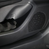 ミッドバス（RJ-025）は純正位置にインナー取り付けされている。中高域スピーカーの角度合わせもここが基本になっている。