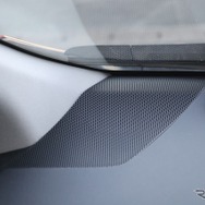 ダッシュ上の純正位置にツイーターを取り付けるなど、ドアも含めてインナー取り付けとしている。
