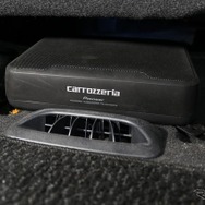低音の不足を感じて追加したのがカロッツェリアのTS-W130DA。DIYで取り付けて低音補強を体感している。