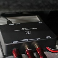 USBをRCAと光デジタルに変換するために用いているのがオーディオテクニカのDACであるAT-HRD100。