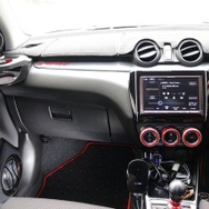 上質なグリルデザインを持つDS-SA1000を車内にインストールするだけでインテリアのイメージは大きく変わった。
