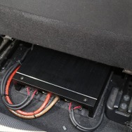 運転席の下のわずかなスペースにインストールされているのはカロッツェリアXのパワーアンプであるRS-A99X。