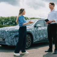 メルセデスベンツ『GLC』次期型のEVプロトタイプに試乗したオラ・ケレニウスCEO