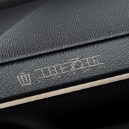 専用レーザー加飾（THE 70thロゴ入り／インストルメントパネル）