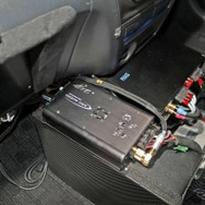 センターコンソールを新たに設置してパワーアンプやアシストウーファーなどをフロントまわりにインストールした。