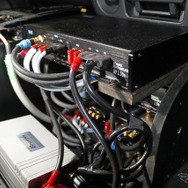 フロント3ウェイをマルチアンプシステムでドライブするのはファスのパワーアンプであるAP2.50n。3台を積層して設置した。
