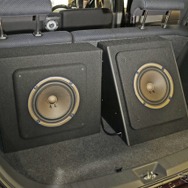 ラゲッジにはファスのサブウーファー×2発を使ったシステムを組む。低音の強化も含めて抜かりのないシステムとした。