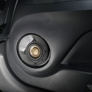 ミッドバスはドアの内張りを加工して開口するスタイル。取り付けたユニットはソニックデザインのSD-130N。