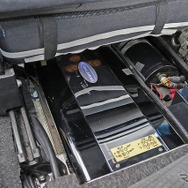 運転席／助手席のシート下にもARCオーディオのパワーアンプである420SE-Tradがインストールされている。