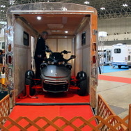 さらに、トレーラーが付き、中にはバギーが収納。機動性もばっちり。