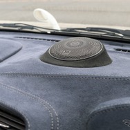 センタースピーカーにもモレルのイレイトカーボンMW3をチョイス。ダッシュは吸音効果も考慮して全面処理されている。